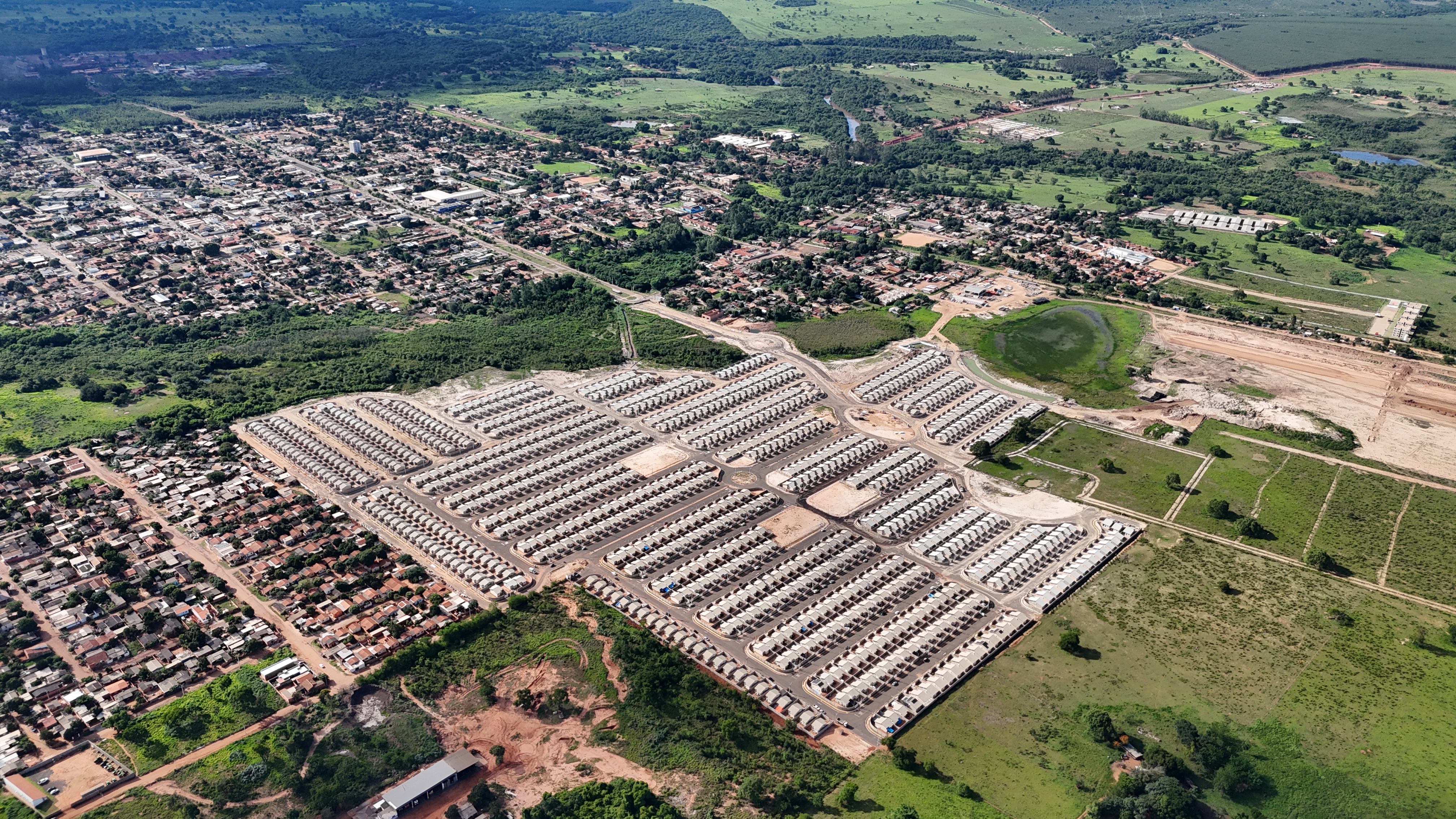 Vista aérea de empreendimento residencial próximo ao perímetro urbano